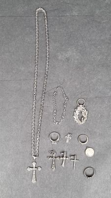Lot de bijoux en argent comprenant : 1 chaîne à mailles arti…