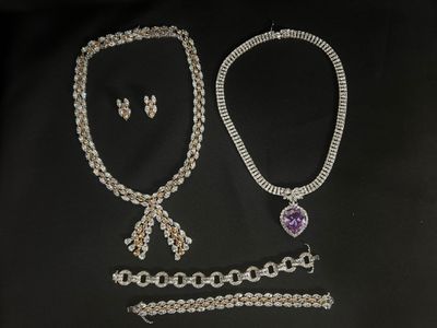 Parure en métala argenté et pierres blanches et orangés taille navette - Photo 1