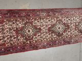 tapis accroché au mur dans un coin de la pièce