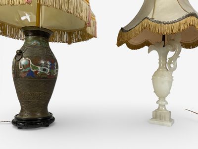 179/ Lot de deux lampes dont : Aiguière en albâtre montée à …