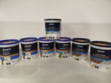 six pots de peinture posés les uns à côté des autres sur une étagère