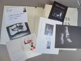 une série de cartes postales et de photos sur un tableau d'affichage