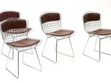 trois chaises aux assises en cuir marron et aux pieds chromés, sur fond blanc