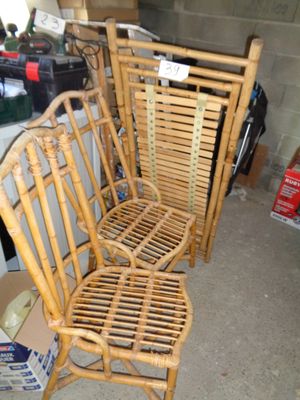 quatre chaises en bambou empilées dans un garage