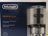 the delonghi delica style coffee maker is in the box