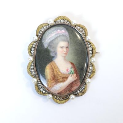 Broche en forme de médaillon comprenant une miniature dans l…