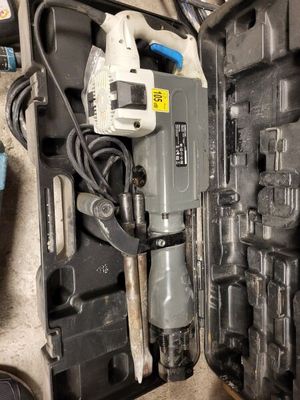 une image représentant une perceuse dans une boîte à outils