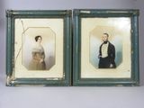 deux photos encadrées représentant un homme et une femme en tenue de cérémonie