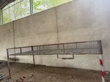 un banc en métal au milieu d'un bâtiment