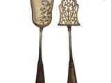 paire de cuillères anciennes en argent ornées d'un motif d'oiseaux et de fleurs
