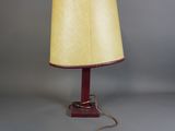 une photo d'une lampe de table surmontée d'un abat-jour jaune