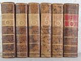 plusieurs vieux livres sont alignés sur une table