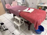 une pièce dans laquelle se trouvent un lit et une chaise