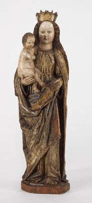 statue d'une femme tenant un enfant dans ses bras et portant une couronne