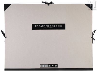une boîte blanche avec une étiquette noire posée sur une table