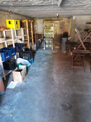 une pièce dans laquelle se trouvent de nombreux objets