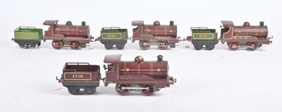 plusieurs petits trains sont alignés sur une surface blanche