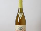 une bouteille de vin posée sur une table