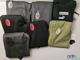cinq paires de leggings posées sur une table