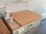 une petite cuisine équipée d'une cuisinière et d'un micro-ondes