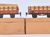 deux wagons de train miniature posés sur une boîte en carton