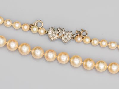 une paire de colliers en perles et diamants