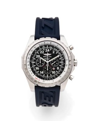 un gros plan d'une montre sur une surface blanche avec un fond blanc