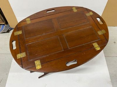 un plateau en bois orné d'une bordure dorée