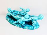une figurine représentant deux personnes dans un bateau sur l'eau