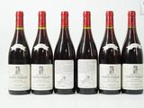 six bouteilles de vin sont alignées dans une rangée