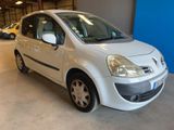 la photo d'une petite voiture blanche garée dans un garage