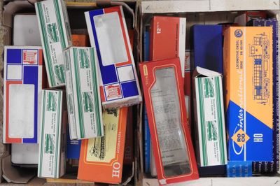 une boîte contenant toutes sortes d'appareils électroniques