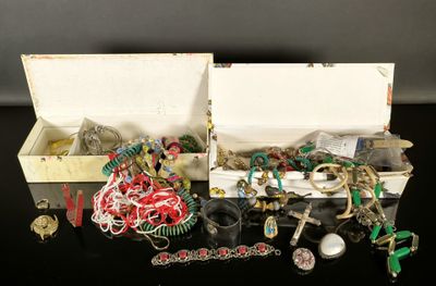 une boîte blanche remplie de bijoux variés, posée sur une table