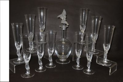 beaucoup de verres à vin et une bouteille sur la table