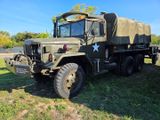 un camion militaire garé dans l'herbe