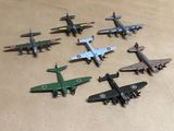 tout un tas de petits avions jouets posés sur une table