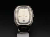 gros plan d'une montre sur une surface noire