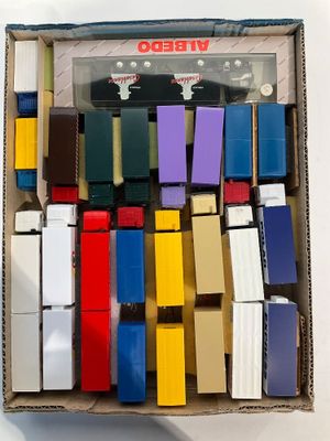 une boîte en carton contenant tout un tas de blocs de différentes couleurs