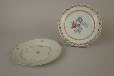 deux assiettes ornées de fleurs sont posées l'une à côté de l'autre