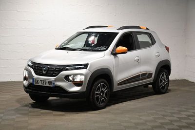 la voiture blanche est garée dans une pièce au sol en damier