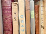 de nombreux livres qui se trouvent sur une étagère dans une boîte à livres