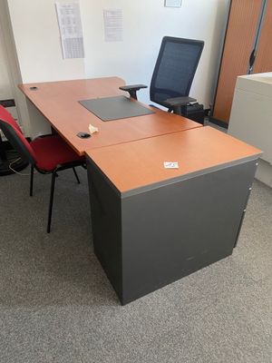 un bureau avec une chaise et un ordinateur portable dessus