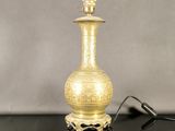 une lampe posée sur une table et munie d'un cordon