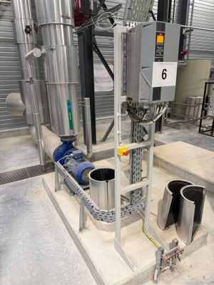 une machine placée au milieu d'une pièce