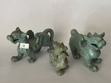 trois figurines représentant un chien et un chat posées sur une table