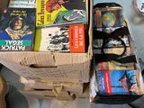 une boîte remplie de livres posée par terre à côté d'une chaise