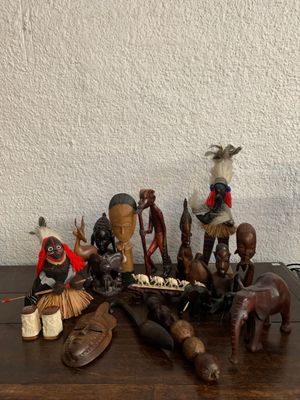 un grand nombre de figurines sur une table