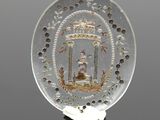 une plaque de verre sur laquelle figure une image, posée sur une table