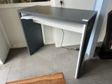 un bureau avec un ordinateur dans une pièce