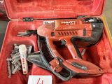 une mallette à outils rouge contenant des outils